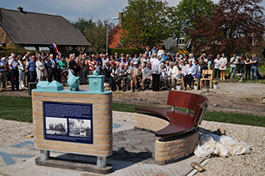 Langcat-Foto-op-Emaille-Wijdenes-Monument-Kunstwerk-1