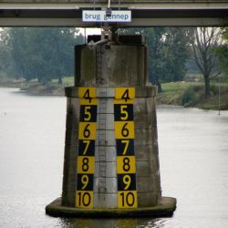 brug-gennep-geel-zwart-onderdoor-vaart